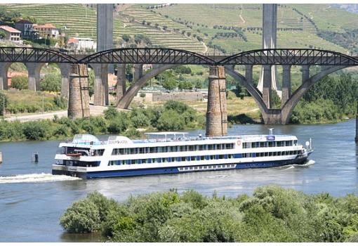 El moderno Douro Cruiser en Regua (Portugal)
